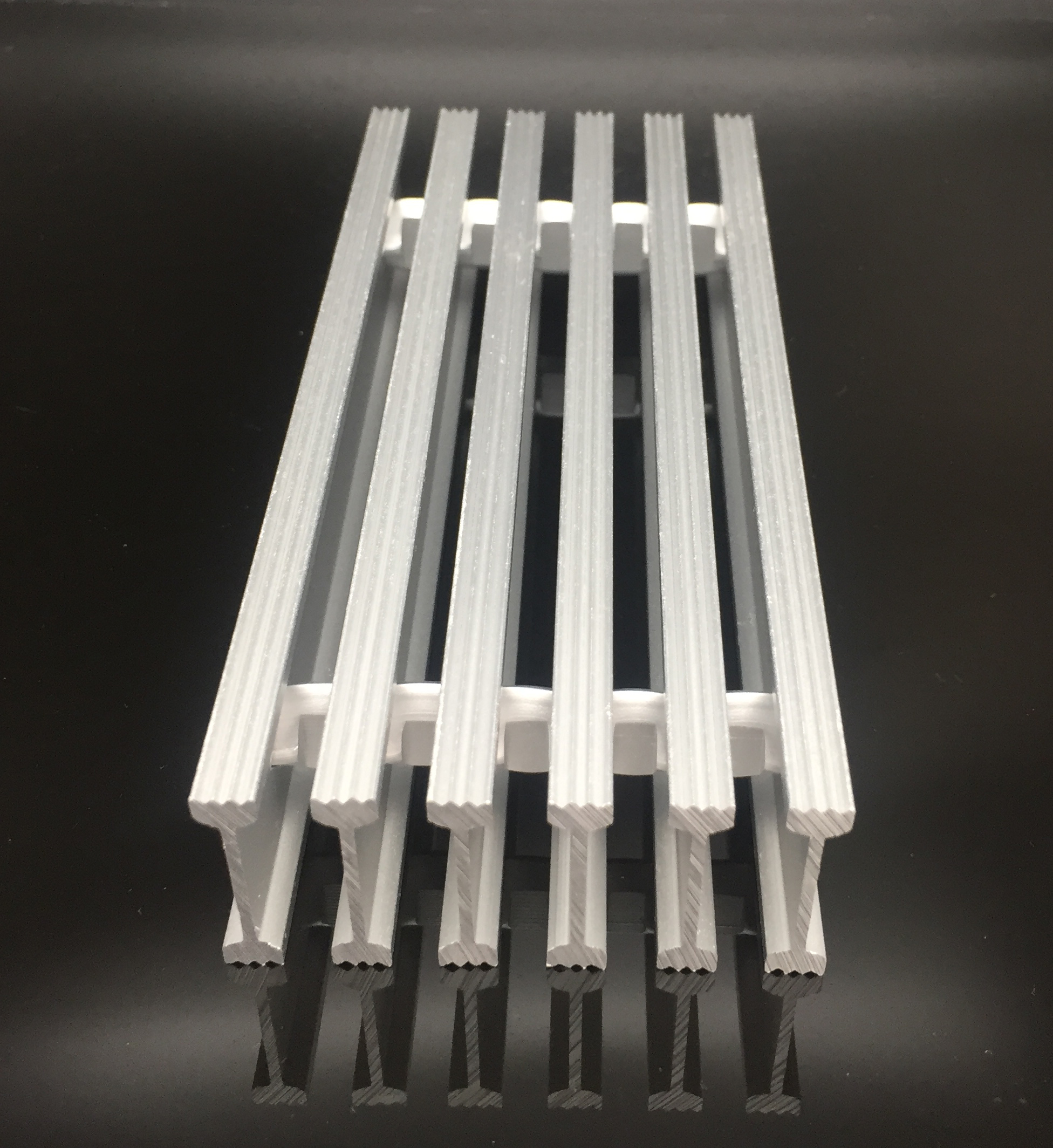 鋁格柵吊頂多少錢一平米？安裝格柵吊頂?shù)牧鞒逃心男? title=